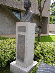 片岡鉄平像